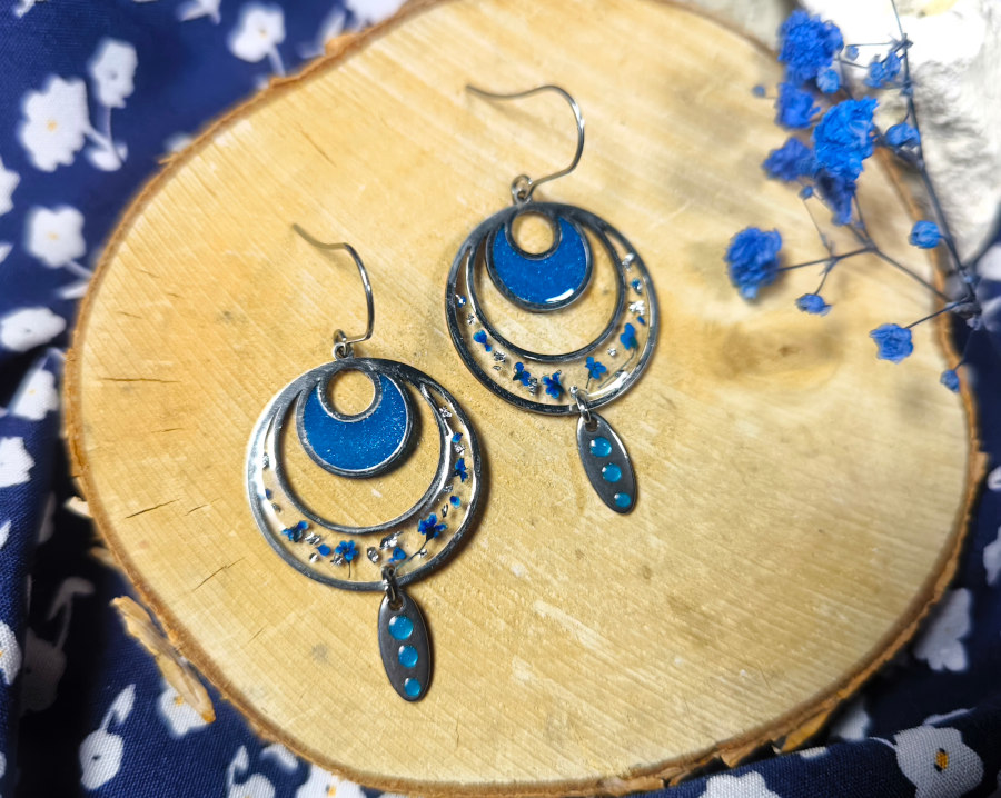 22603 - Boucles d'oreilles argentées - Cercles et fleurs bleues