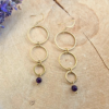 22727-boucles-oreilles-cascade-et-leur-pierre-naturelle Boucles d'oreilles cascade avec 3 anneaux en acier inoxydable doré et leur pierre naturelle au choix