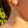 22727-boucles-oreilles-cascade-et-leur-pierre-naturelle-porte Boucles d'oreilles cascade avec 3 anneaux en acier inoxydable doré et leur pierre naturelle au choix