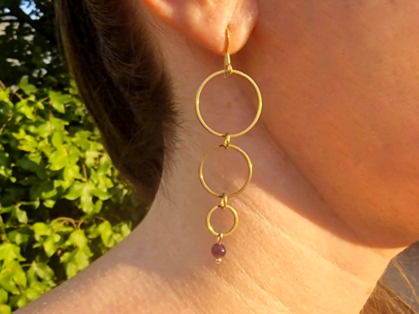 22727-boucles-oreilles-cascade-et-leur-pierre-naturelle-porte Boucles d'oreilles cascade avec 3 anneaux en acier inoxydable doré et leur pierre naturelle au choix