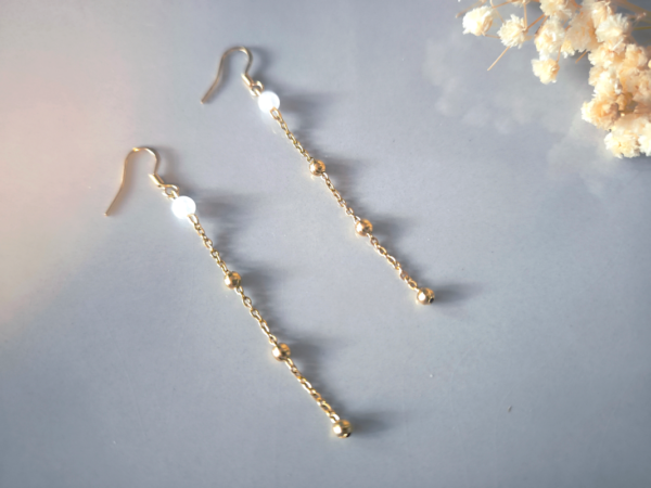 22799 - Boucles d oreilles pierre naturelle et chaine perlee Boucles d'oreilles avec pierre naturelle au choix et chaine billes en acier inoxydable dorée