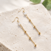22799 - Boucles d oreilles pierre naturelle et chaine perlee 2 Boucles d'oreilles pierre naturelle et chaîne perlée