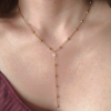 22831 - Collier pierre naturelle et chaine perlee porté Collier pierre naturelle jade blanc et chaine à billes en acier inoxydable doré