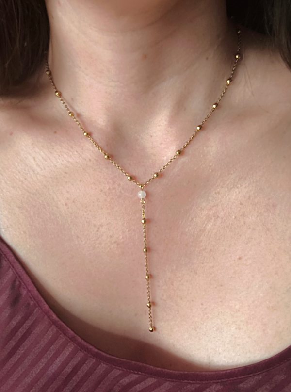 22831 - Collier pierre naturelle et chaine perlee porté Collier pierre naturelle jade blanc et chaine à billes en acier inoxydable doré