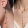 22865 - Parure pierre naturelle et chaine perlee COUV Parure composée de boucles d'oreilles et collier avec une pierre naturelle jade blanc et chaine à billes en acier inoxydable doré