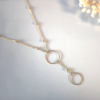 22903 - Collier duo d anneaux et chaine perlee Collier avec deux anneaux et chaine perlée minimaliste, en acier inoxydable dorée