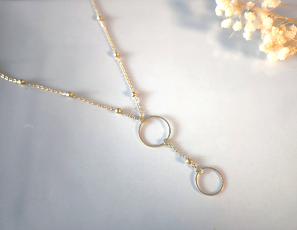 22903 - Collier duo d anneaux et chaine perlee Collier avec deux anneaux et chaine perlée minimaliste, en acier inoxydable dorée