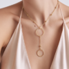 22903 - Collier duo d anneaux et chaine perlee Couv Collier avec deux anneaux et chaine perlée minimaliste, en acier inoxydable dorée