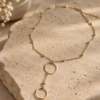 22903 - Collier duo d anneaux et chaine perlee entier Collier avec deux anneaux et chaine perlée minimaliste, en acier inoxydable dorée
