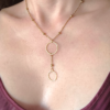 22903 - Collier duo d anneaux et chaine perlee porte Collier avec deux anneaux et chaine perlée minimaliste, en acier inoxydable dorée
