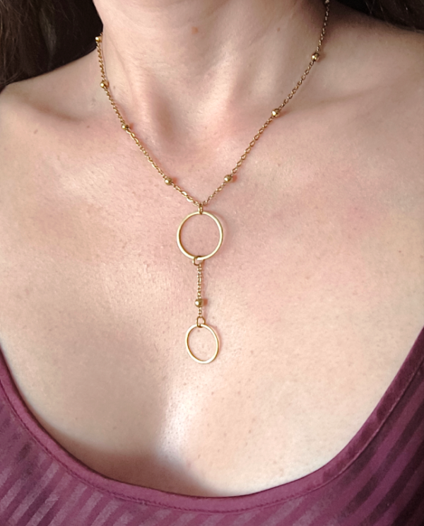 22903 - Collier duo d anneaux et chaine perlee porte Collier avec deux anneaux et chaine perlée minimaliste, en acier inoxydable dorée