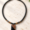 Collier homme en pierres naturelles d'Onyx, Jaspe paysage & Hématite avec médaillon en bois