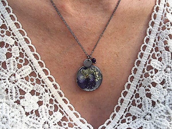 Collier fleurs séchées en acier inoxydable avec Pensée violette et pierre naturelle d'améthyste