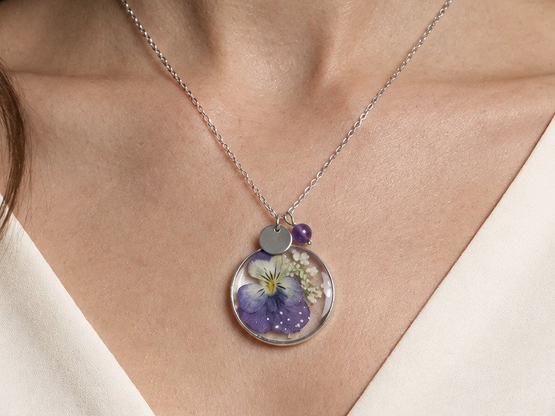 22963 Collier fleurs séchées - Pensée violette et améthyste - Porté Collier fleurs séchées en acier inoxydable avec Pensée violette et pierre naturelle d'améthyste