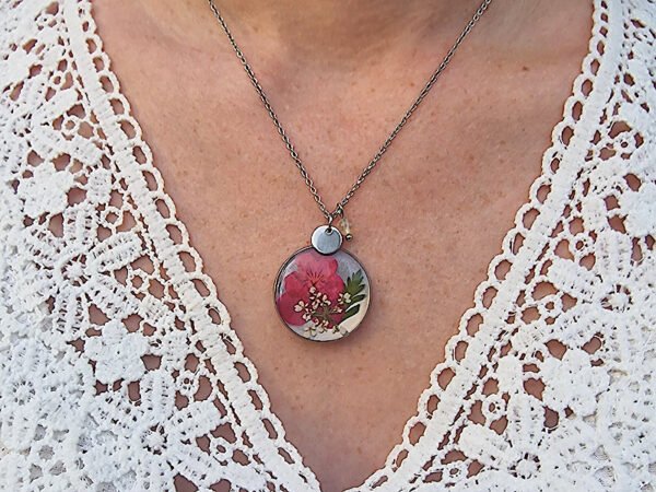 Collier en acier inoxydable avec fleurs séchées de Pensée rose et pierre naturelle de Citrine