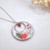 22981 Collier fleurs séchées - Spirée et Agate rouge Collier en acier inoxydable argenté avec fleurs séchées de Spirée et pierre naturelle d'Agate rouge
