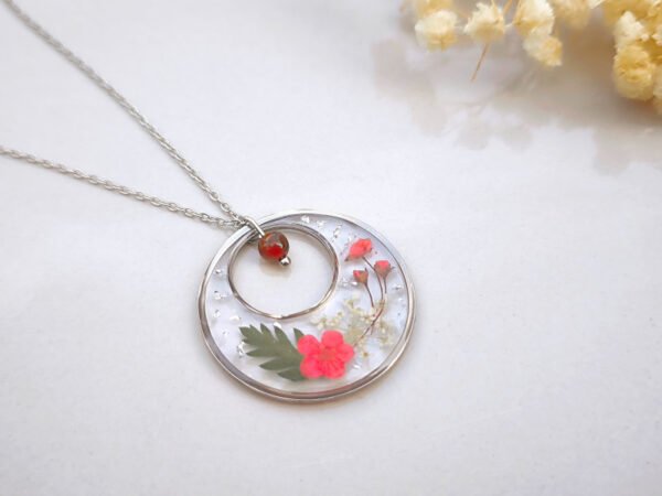 22981 Collier fleurs séchées - Spirée et Agate rouge Collier en acier inoxydable argenté avec fleurs séchées de Spirée et pierre naturelle d'Agate rouge