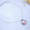 22981 Collier fleurs séchées - Spirée et Agate rouge ENTIER Collier en acier inoxydable argenté avec fleurs séchées de Spirée et pierre naturelle d'Agate rouge