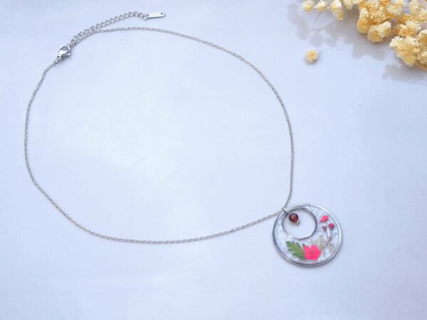 22981 Collier fleurs séchées - Spirée et Agate rouge ENTIER Collier en acier inoxydable argenté avec fleurs séchées de Spirée et pierre naturelle d'Agate rouge
