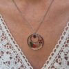 22981 Collier fleurs séchées - Spirée et Agate rouge Porté Collier en acier inoxydable argenté avec fleurs séchées de Spirée et pierre naturelle d'Agate rouge