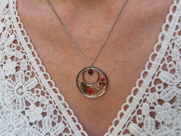 22981 Collier fleurs séchées - Spirée et Agate rouge Porté Collier en acier inoxydable argenté avec fleurs séchées de Spirée et pierre naturelle d'Agate rouge