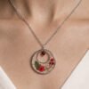 22981 Collier fleurs séchées - Spirée et Agate rouge - Porté Collier en acier inoxydable argenté avec fleurs séchées de Spirée et pierre naturelle d'Agate rouge