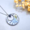 Collier en acier inoxydable et fleurs séchées d'Hortensia bleu et pierre naturelle de Lapis lazuli