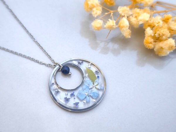 Collier en acier inoxydable et fleurs séchées d'Hortensia bleu et pierre naturelle de Lapis lazuli