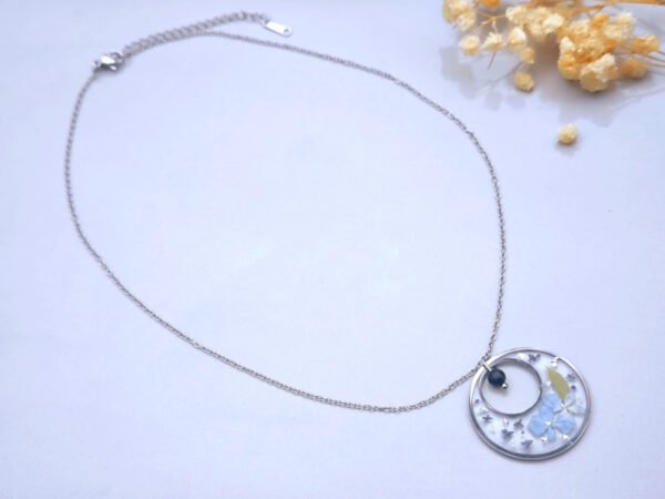 Collier en acier inoxydable et fleurs séchées d'Hortensia bleu et pierre naturelle de Lapis lazuli