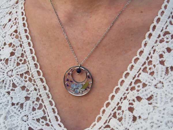 Collier en acier inoxydable et fleurs séchées d'Hortensia bleu et pierre naturelle de Lapis lazuli