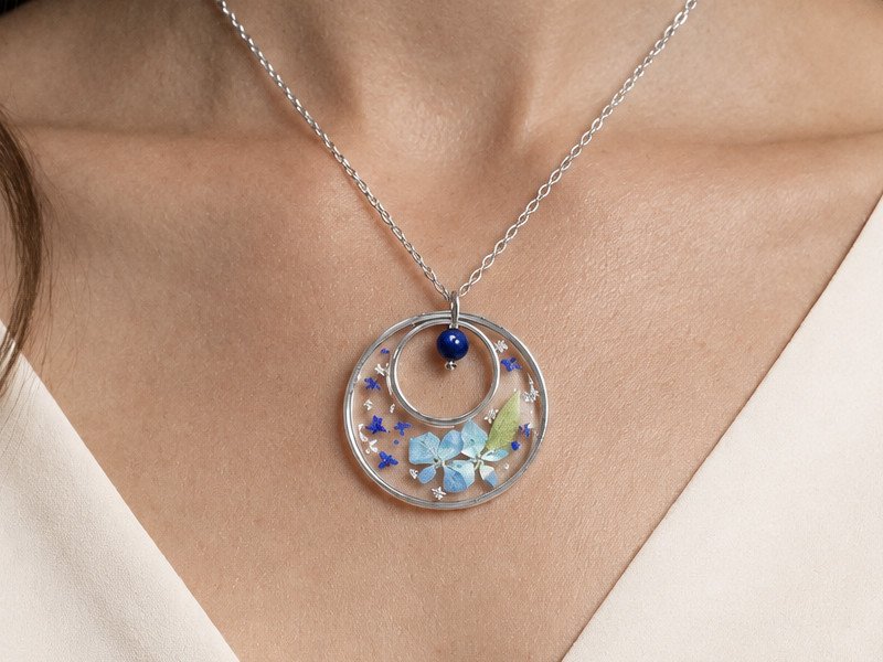 Collier en acier inoxydable et fleurs séchées d'Hortensia bleu et pierre naturelle de Lapis lazuli