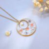 Collier en acier inoxydable doré avec mini fleurs séchées corail et mauve et pierre naturelle de jade blanc