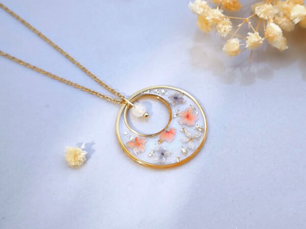 Collier en acier inoxydable doré avec mini fleurs séchées corail et mauve et pierre naturelle de jade blanc