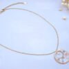 Collier en acier inoxydable doré avec mini fleurs séchées corail et mauve et pierre naturelle de jade blanc