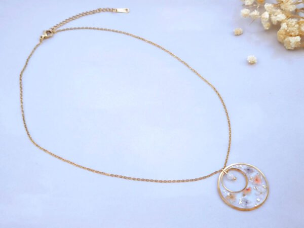 Collier en acier inoxydable doré avec mini fleurs séchées corail et mauve et pierre naturelle de jade blanc
