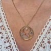 Collier en acier inoxydable doré avec mini fleurs séchées corail et mauve et pierre naturelle de jade blanc