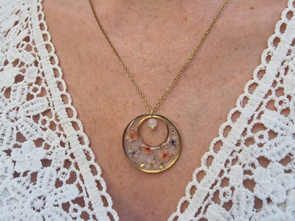 Collier en acier inoxydable doré avec mini fleurs séchées corail et mauve et pierre naturelle de jade blanc