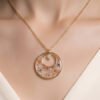 Collier en acier inoxydable doré avec mini fleurs séchées corail et mauve et pierre naturelle de jade blanc