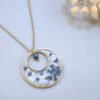 Collier en acier inoxydable doré avec fleurs séchées d'ammi noir et pierre naturelle d'Hématite