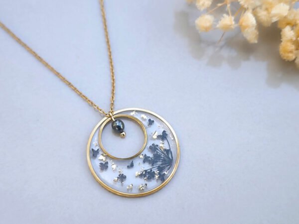Collier en acier inoxydable doré avec fleurs séchées d'ammi noir et pierre naturelle d'Hématite