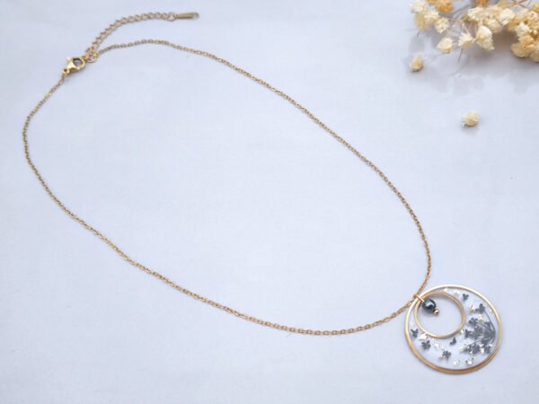 Collier en acier inoxydable doré avec fleurs séchées d'ammi noir et pierre naturelle d'Hématite