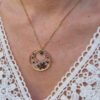 Collier en acier inoxydable doré avec fleurs séchées d'ammi noir et pierre naturelle d'Hématite