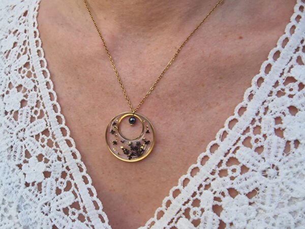 Collier en acier inoxydable doré avec fleurs séchées d'ammi noir et pierre naturelle d'Hématite