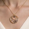 Collier en acier inoxydable doré avec fleurs séchées d'ammi noir et pierre naturelle d'Hématite