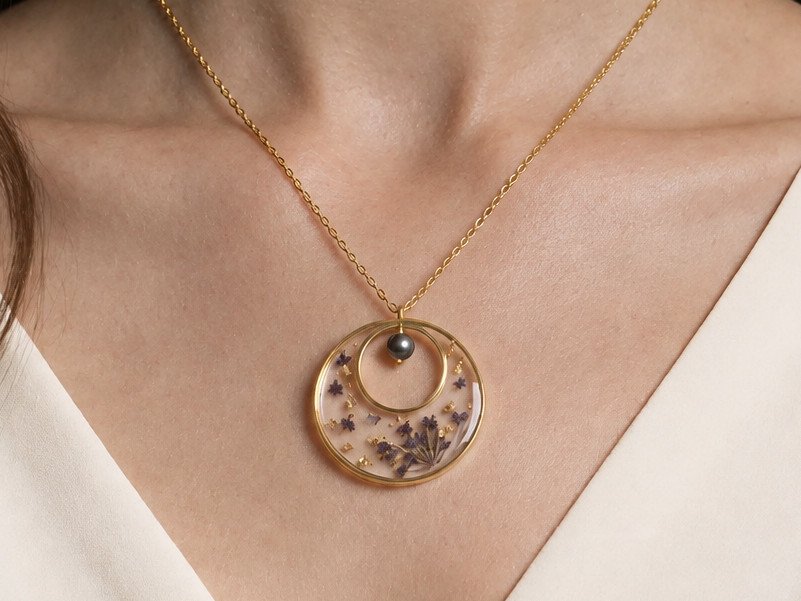 Collier en acier inoxydable doré avec fleurs séchées d'ammi noir et pierre naturelle d'Hématite