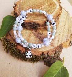 Bracelet d'allaitement fait main personnalisable, perles blanches, grises et vertes et trèfle. Calino Crea